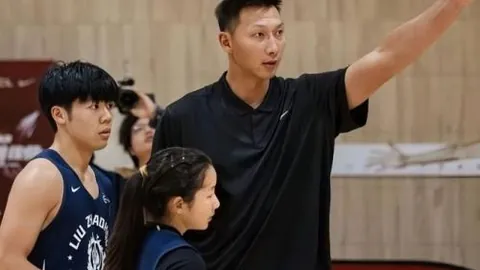 澳网赛场：中国球童尽显英姿