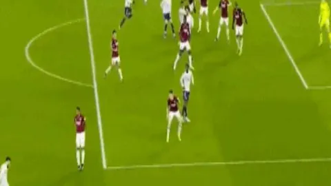 “武磊30岁庆生引足坛瞩目：迈入而立之年，世杯梦想能否成真？”